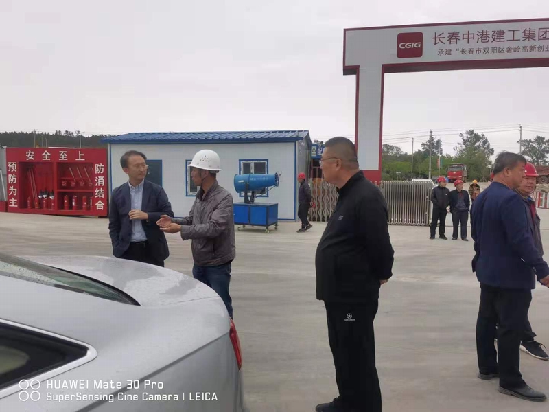 7.段总、、杨总现场听取工程进度汇报.jpg