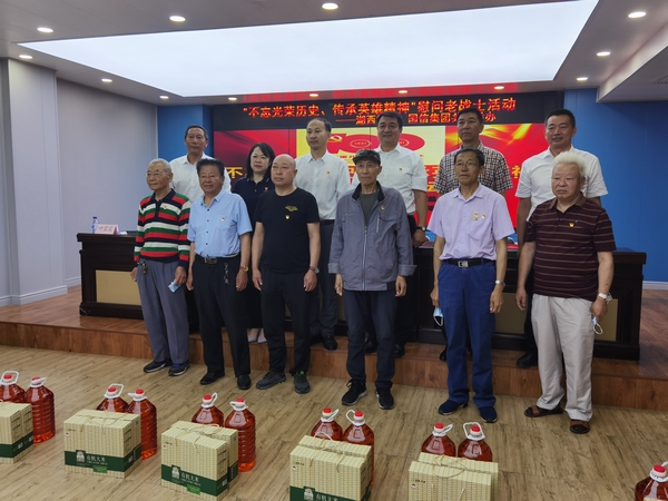2.PA旗舰厅慈善基金会代表同老战士合影.jpg