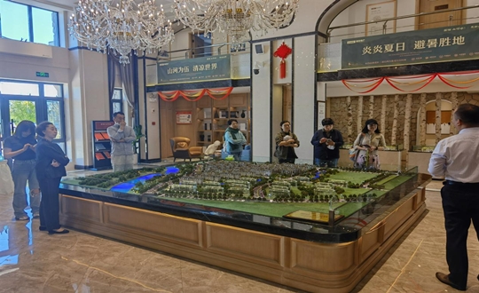 2.绿城开展项目总司理与业主一行旅行PA旗舰厅·山河府项目_副本.jpg
