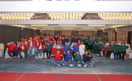 13.康健集团2025年度“骐骥奔跑 共筑新篇”总结表扬大汇合影留念_副本.jpg